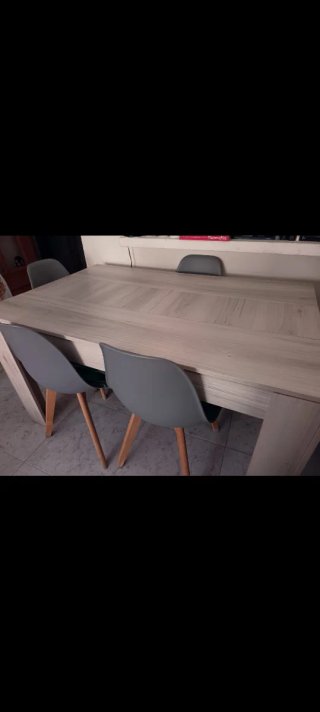 Mesa y 4 sillas de comedor