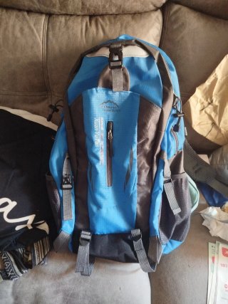 Mochila de montaña azul y gris
