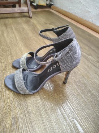 Zapatos de tacón Lodi plateados. PRECIO NEGOCIABLE