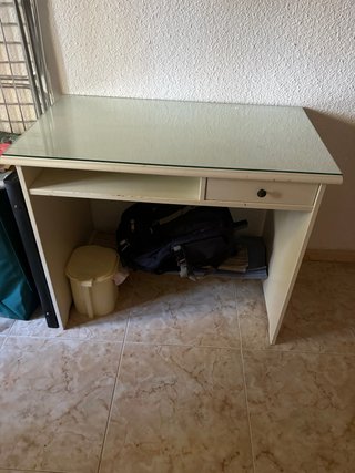 Mesa de escritorio blanca con sobre de cristal