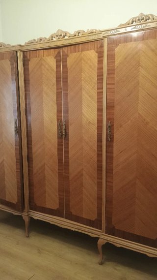 Armario de madera con detalles dorados