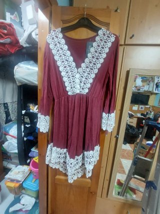 Vestido Rojo con Detalles de Encaje