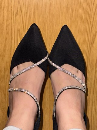 Zapatos de tacón negros con pedrería
