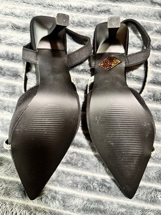 Zapatos de tacón negros con pedrería