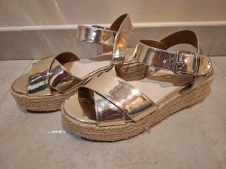 Sandalias Bimba y Lola doradas talla 38