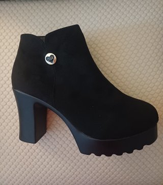 Botines negros con detalle de corazón Love