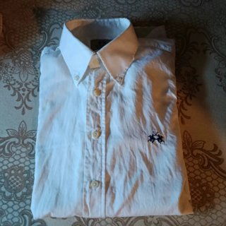 Camisa blanca con logo bordado