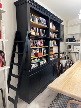 Librería Negra con Escalera
