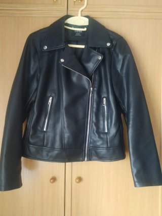 Cazadora de polipiel negra Tese