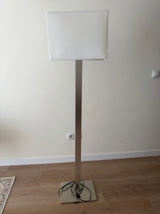 Lámpara de pie minimalista