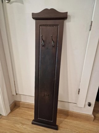Perchero de madera oscuro