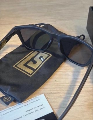 Gafas de sol Hawkers negras y doradas