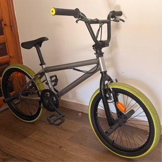 Bmx 20 gris con ruedas amarillas