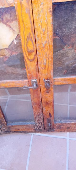 Ventana antigua de madera rústica
