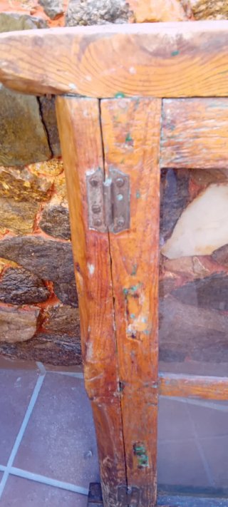 Ventana antigua de madera rústica