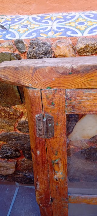 Ventana antigua de madera rústica