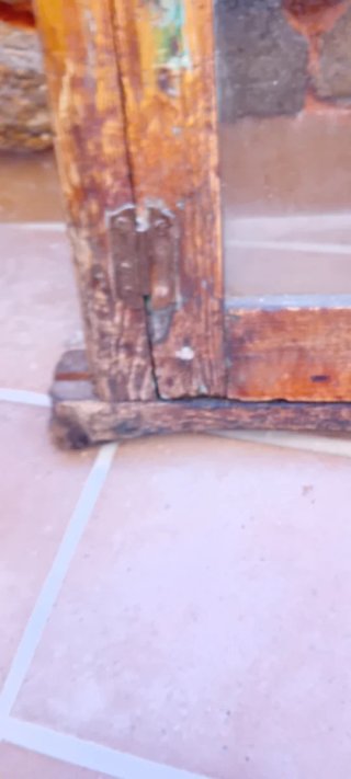 Ventana antigua de madera rústica