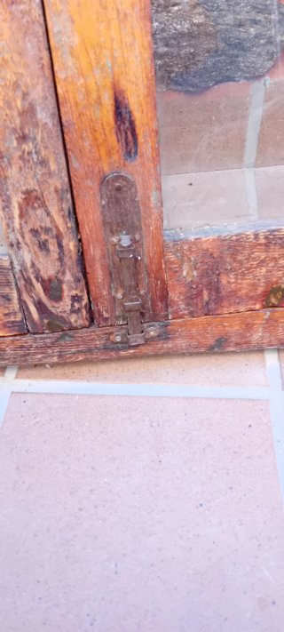 Ventana antigua de madera rústica