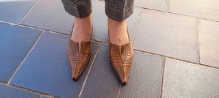 Zapatos de punta y tacon finos.