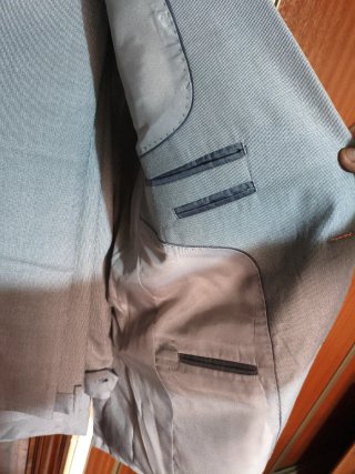 Traje de hombre gris.