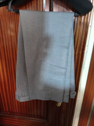 Traje de hombre gris.