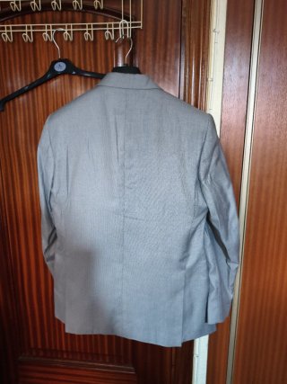 Traje de hombre gris.