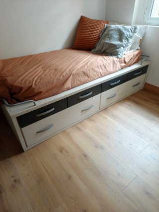 Cama con cajones de madera.
