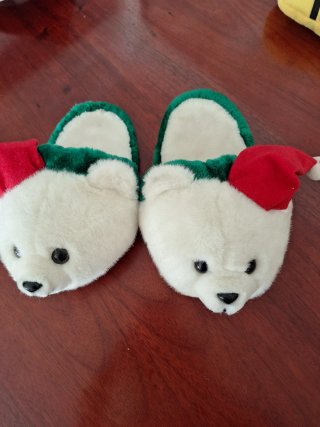 Pantuflas de oso polar con gorro navideño
