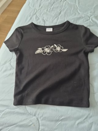 Camiseta Negra Bershka con Bordado Floral