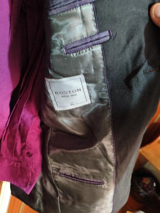 Traje de hombre negro y morado.