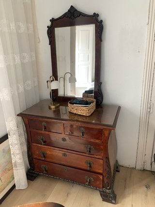 Cómoda antigua con espejo