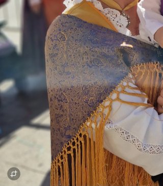 Mantón de Pico Brocado con Flecos.