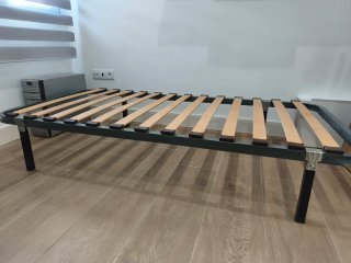 Conjunto somier lamas madera y patas, más colchón.