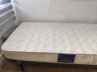 Conjunto somier lamas madera y patas, más colchón.