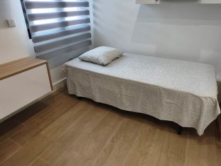 Conjunto somier lamas madera y patas, más colchón.
