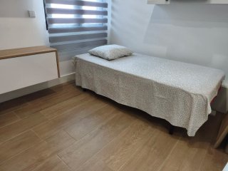 Conjunto somier lamas madera y patas, más colchón.