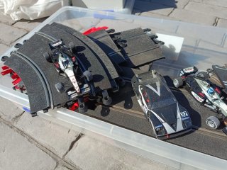 Pista Scalextric y coches de carreras