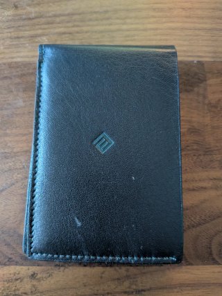 Cartera de piel marrón.