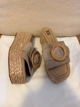 Sandalias de cuña Xti beige