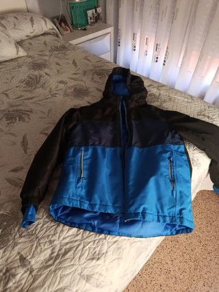 Chaqueta de nieve azul y negra