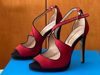 Zapatos de tacón rojos y negros