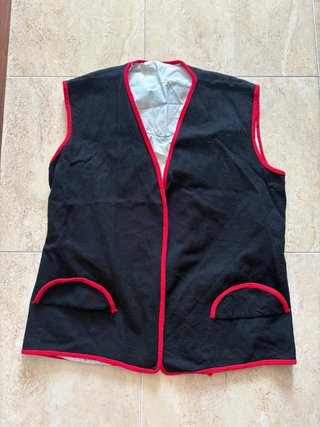 Chaleco Negro con Ribetes Rojos. Traje magos de sc