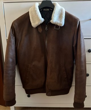 Cazadora de piel Zara con cuello de borreguito