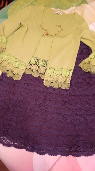 Conjunto: Camisa pistacho y falda berenjena