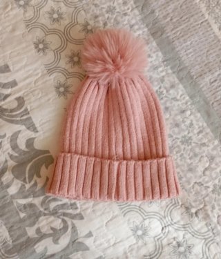 Gorro rosa con pompón