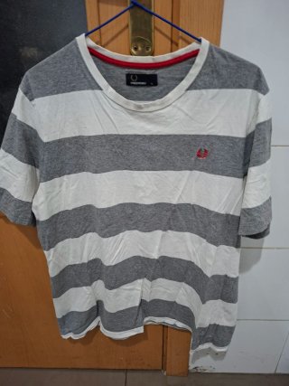 Camiseta Fred Perry Rayas Gris y Blanca