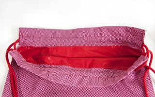 Mochila con cordón color rojo