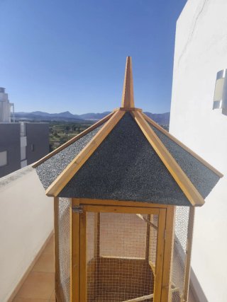 Voladero para pájaros de madera