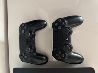 PlayStation 4 con 2 controller