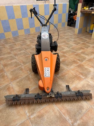 Segadora naranja con barra cortacésped